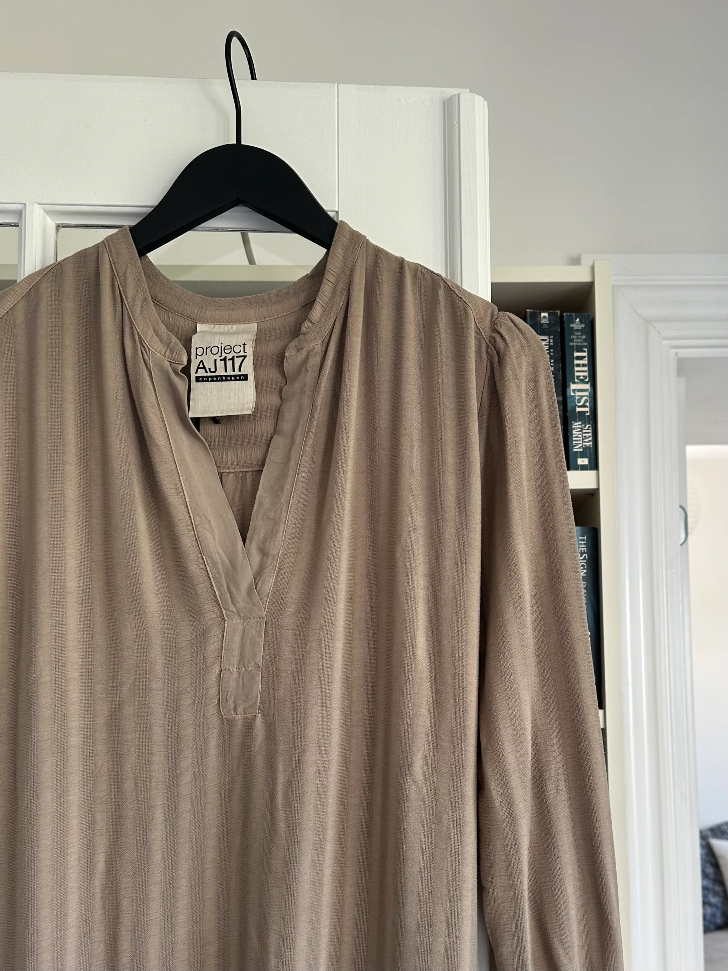 Project AJ117 Magdalena Dress Cinkle Visc Dobby Taupe - Image 4