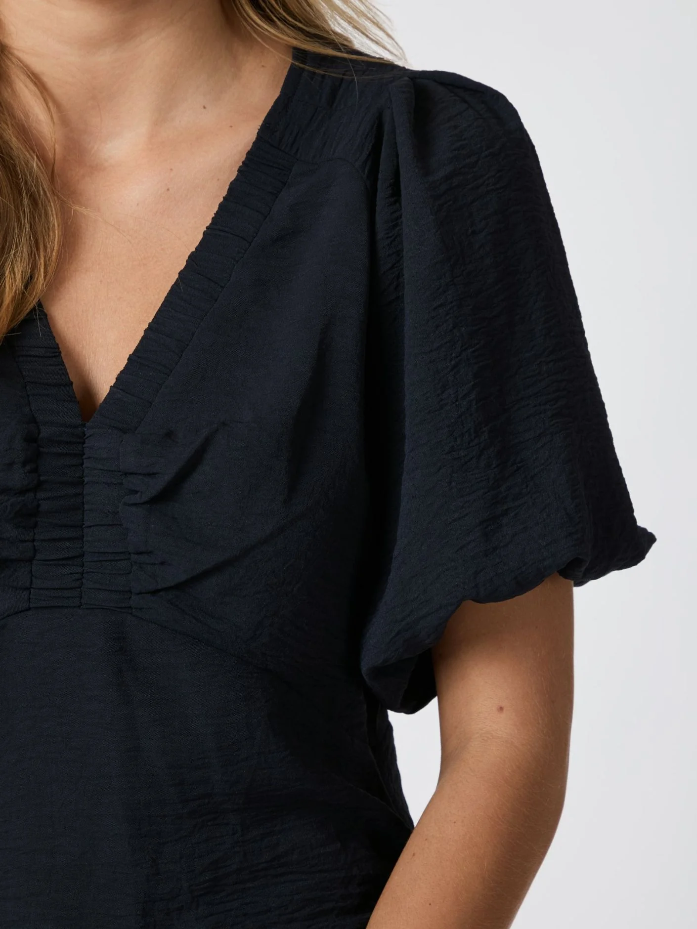 Neo Noir Irina Structure Blouse Navy - Image 3