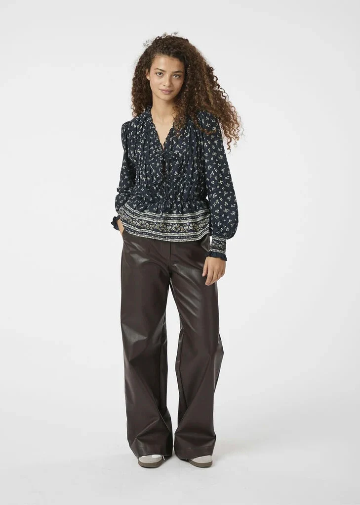 Neo Noir Ora Mini Border Blouse navy camel - Image 7