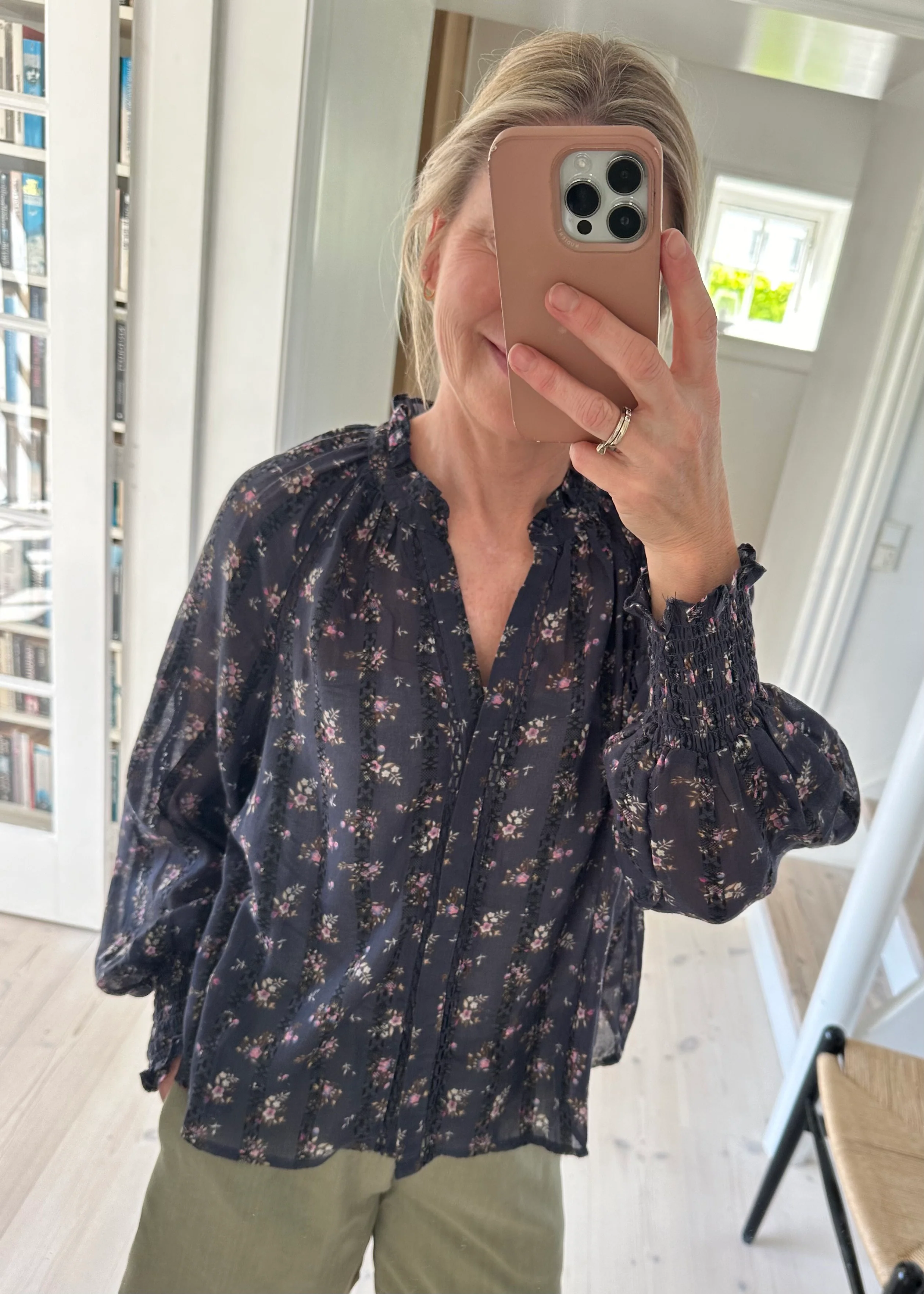 Neo Noir Stimma Delicate Flower Bluse dusty navy - Image 3