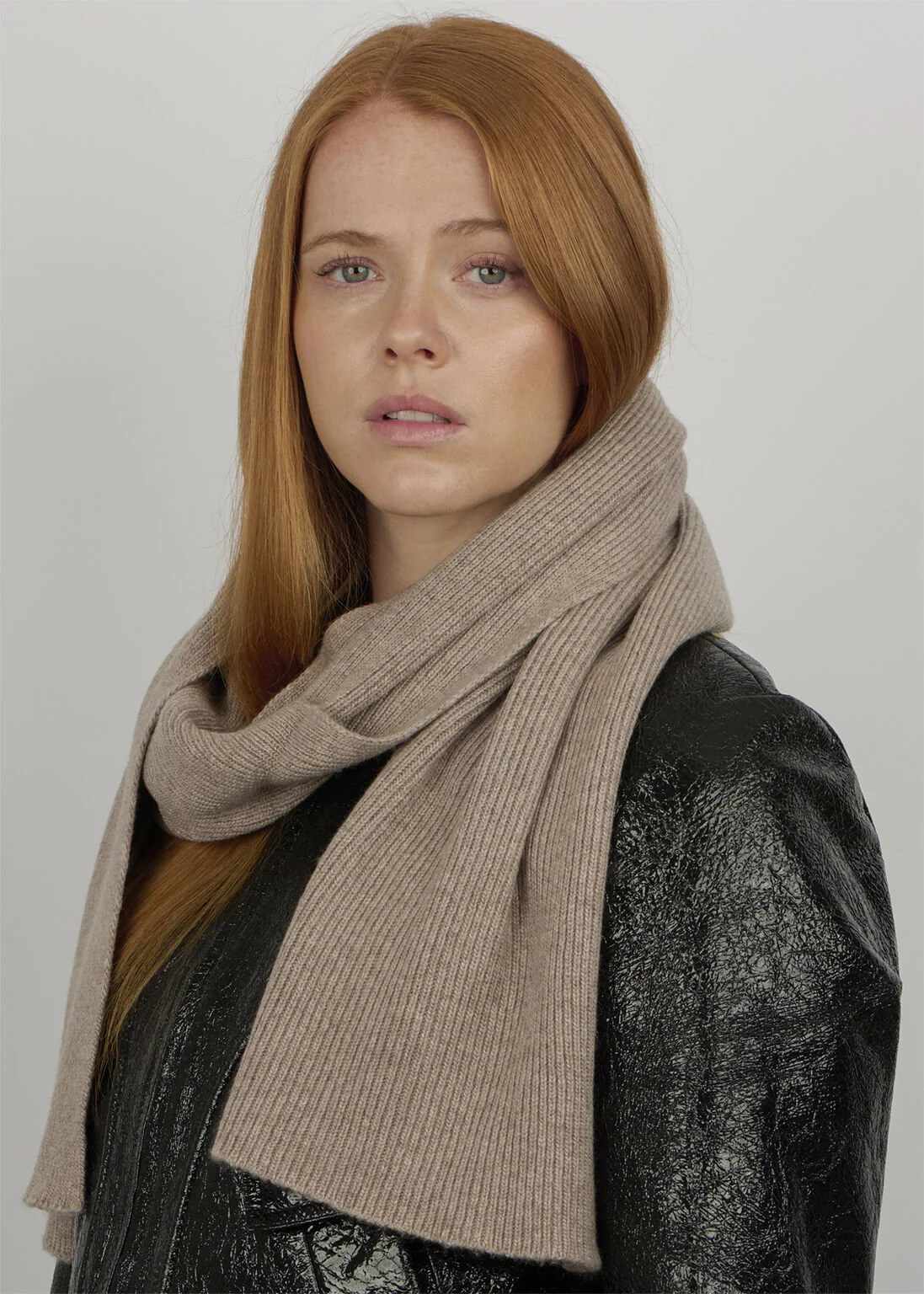 Sui Ava Frede Soft Scarf Beige - Image 3