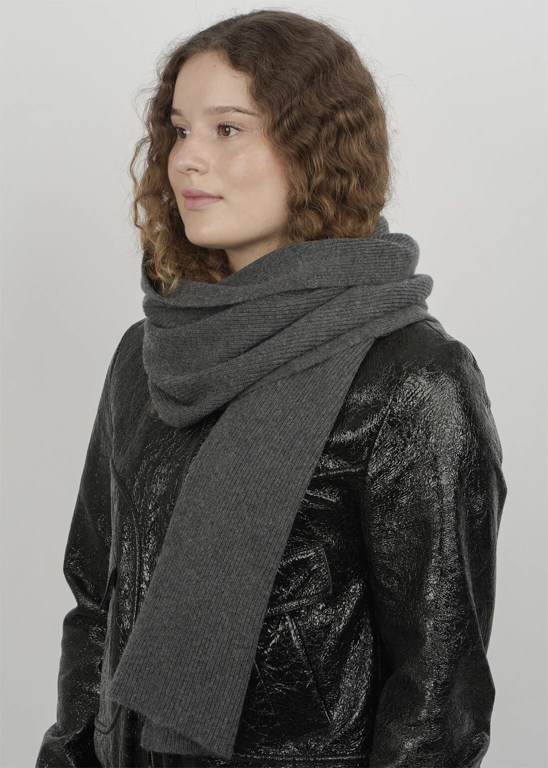 Sui Ava Frede Soft Scarf Dark Grey - Image 3