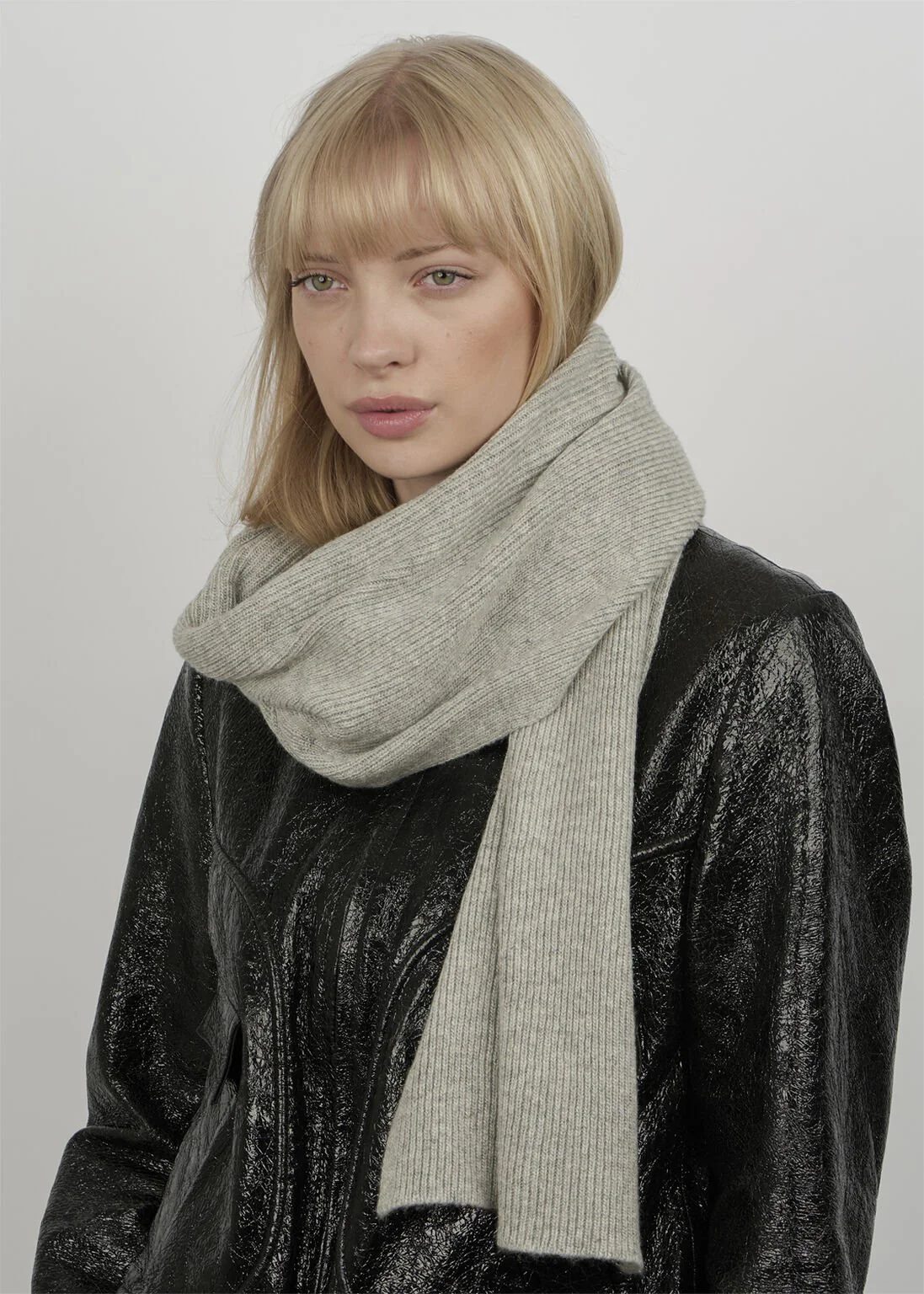 Sui Ava Frede Soft Scarf Light Grey - Image 4
