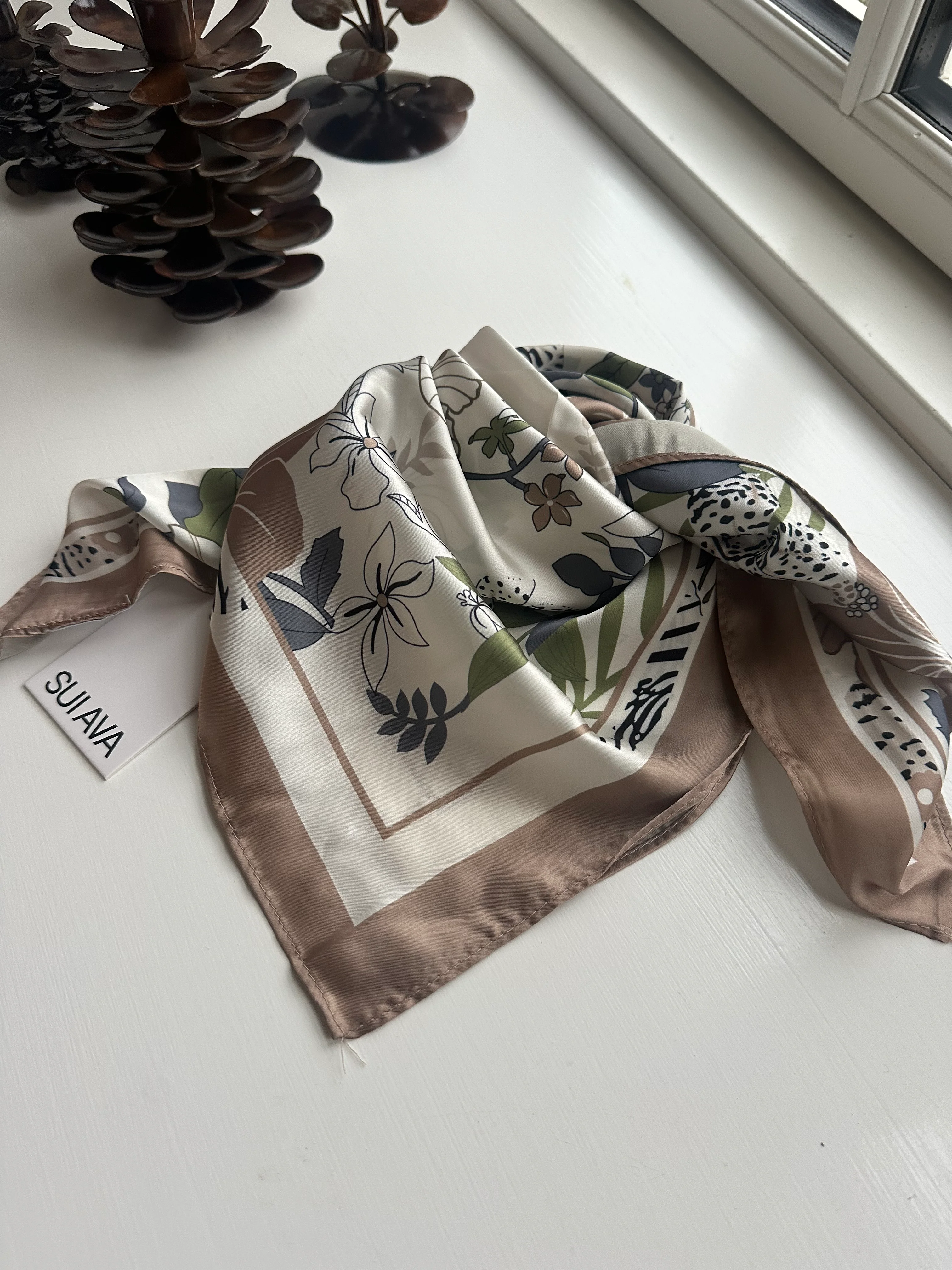 Sui Ava Mari Fall Scarf Taupe - Image 2